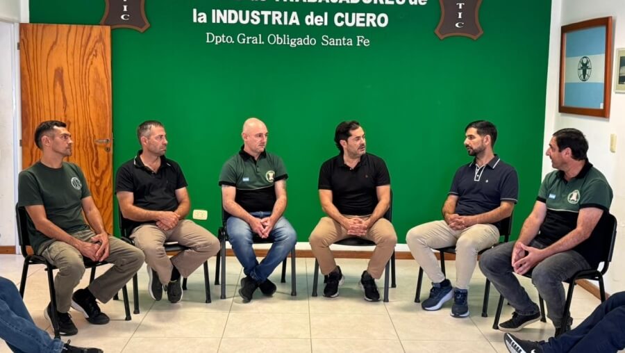 ivan sanchez y roald bascolo reunidos con representantes del sindicato de trabajadores de la industria del cuero stic
