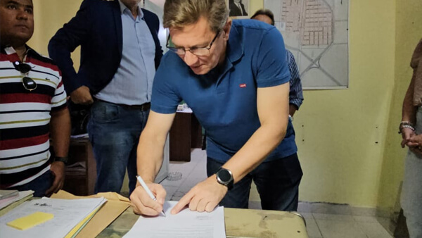 Rodrigo Borla firmando el acta de inicio de obra para la ampliación del SAMCo de Gobernador Crespo