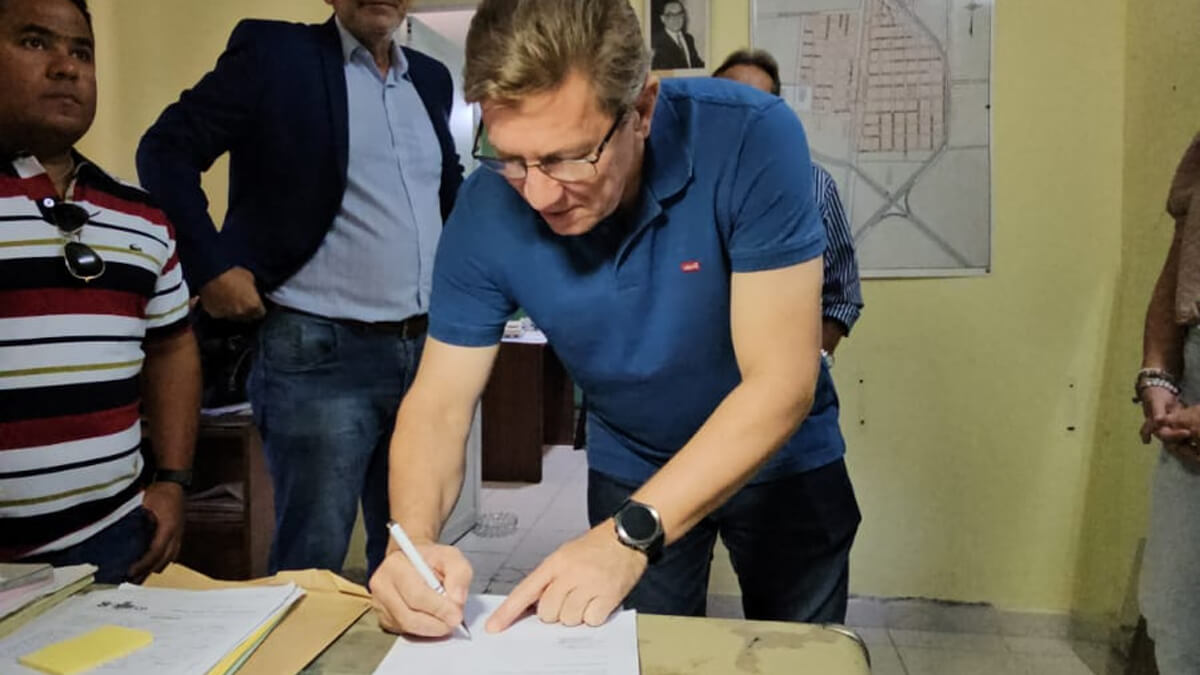 Rodrigo Borla firmando el acta de inicio de obra para la ampliación del SAMCo de Gobernador Crespo