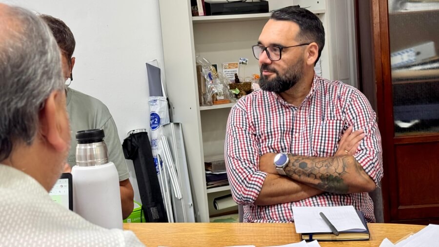 Sergio “Chiqui” Rojas durante la reunión con el delegado de Educación Región II para analizar la situación de las escuelas del departamento Vera