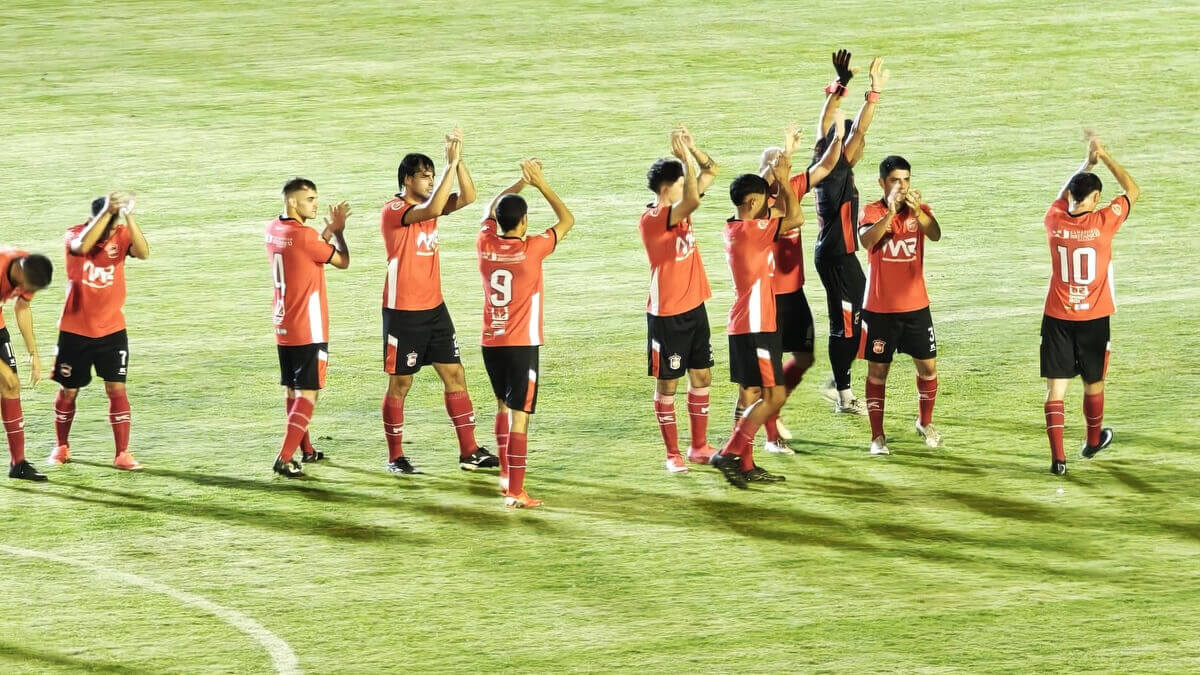saludo del equipo de Romang FC tras debutar con triunfo ante Racing en el Torneo Apertura 2026 de la Liga Reconquistense