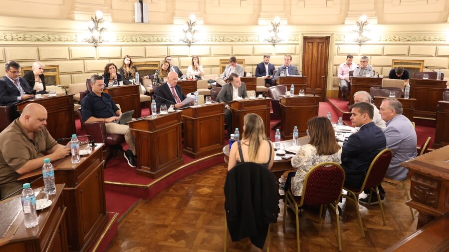 Cuerpo legislativo reunido en el recinto del Senado de Santa Fe durante encuentro con el auditor del MPA
