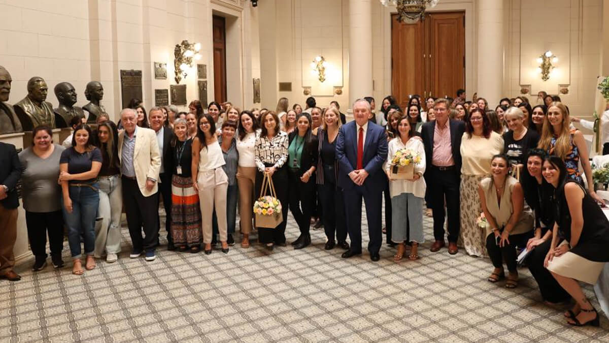 Senadores de Santa Fe junto a trabajadoras legislativas durante el reconocimiento por el Día Internacional de la Mujer en el Palacio Legislativo