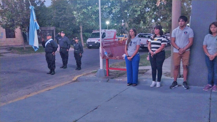 Concejales Milton Siri y Estefanía Velázquez participando del acto de capacitación de bomberos en Romang