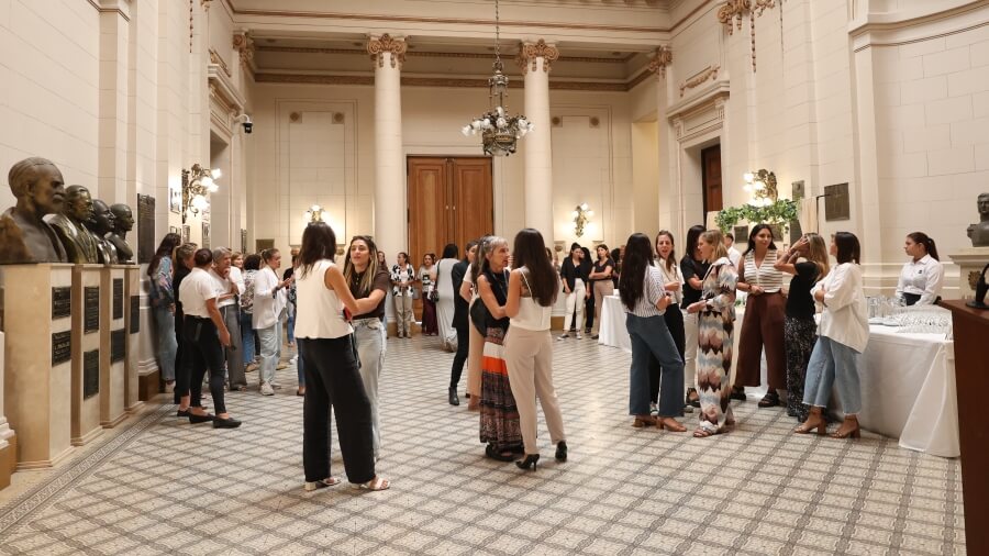 Trabajadoras de la Legislatura de Santa Fe durante el agasajo realizado en el Senado por el Día Internacional de la Mujer