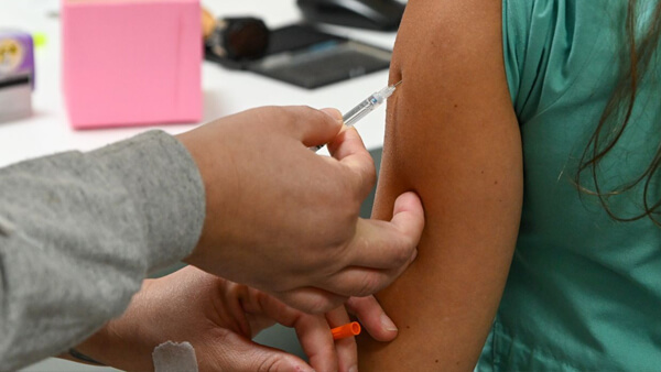 aplicación de vacuna antigripal campaña vacunación influenza Santa Fe personal de salud