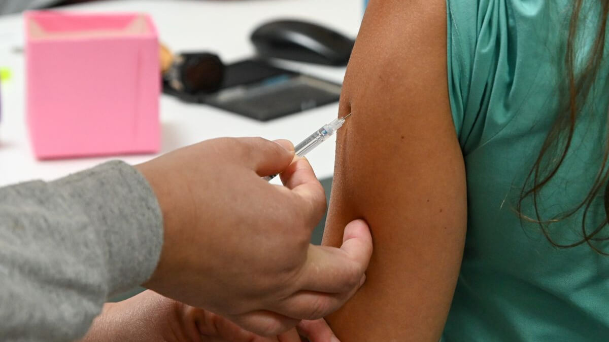 aplicación de vacuna antigripal campaña vacunación influenza Santa Fe personal de salud