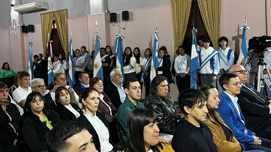 Autoridades municipales y público presente en acto por aniversario de Romang