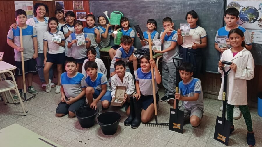 alumnos con herramientas entregadas en escuela 6117 calchaqu
