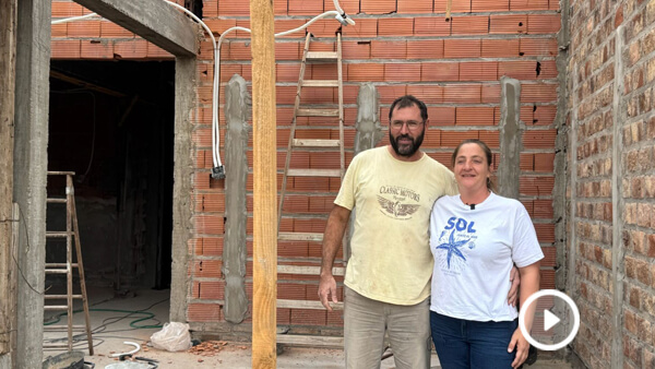 Anabella Simonella y su marido en la construcción de su vivienda propia en Tostado gracias al crédito Nido