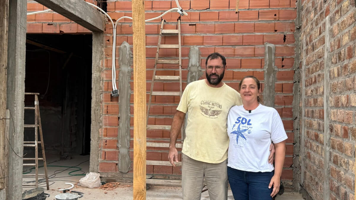 Anabella Simonella y su marido en la construcción de su vivienda propia en Tostado gracias al crédito Nido