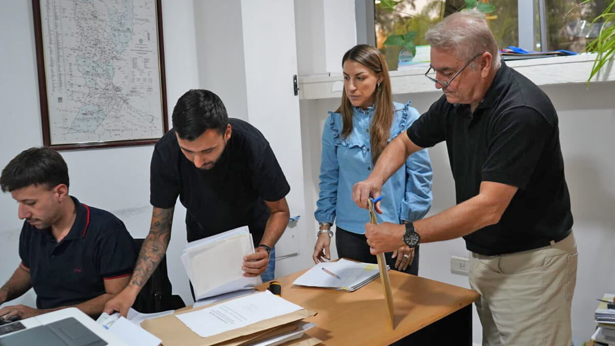 Funcionarios provinciales en el acto de apertura de ofertas para la compra de retroexcavadoras destinadas a Vialidad de Santa Fe.