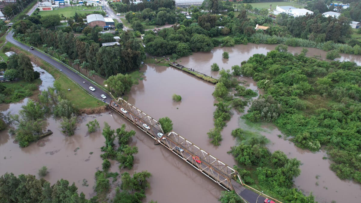 cauce arroyo el rey desbordado tras lluvias intensas en Avellaneda Santa Fe
