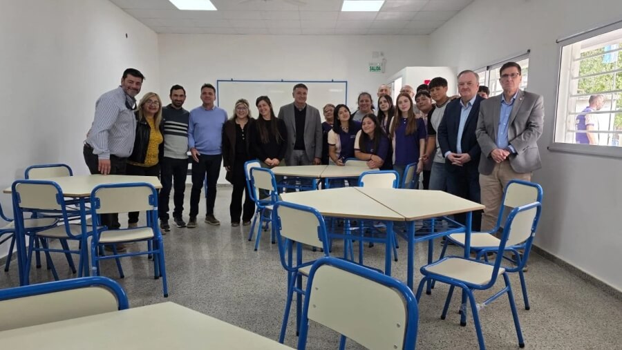 Autoridades provinciales, docentes y alumnos recorren el nuevo aula inaugurada en la Escuela N° 345 de Huanqueros en el marco del programa Mil Aulas