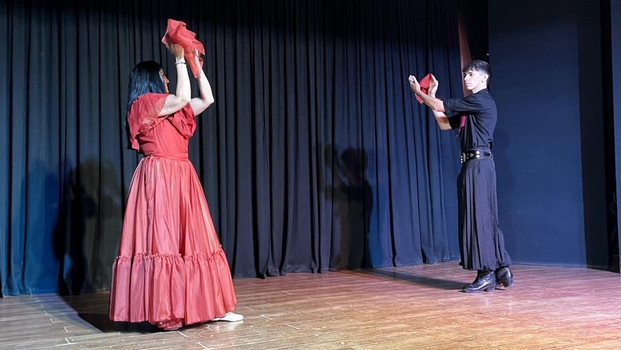 Presentación de baile tradicional durante el acto por el aniversario de Romang en la Sala Municipal de Cultura.