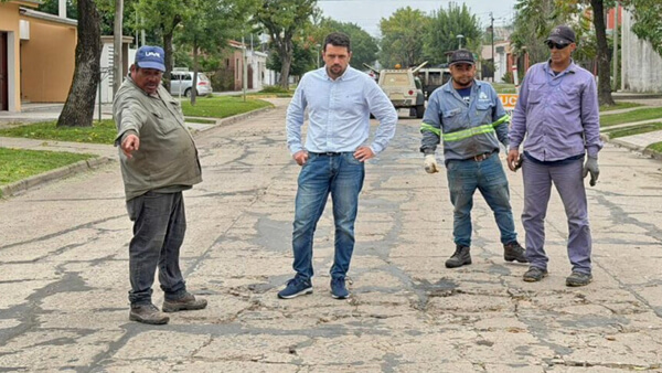Intendente Gonzalo Braidot recorriendo zona de obras de bacheo y mantenimiento vial en Avellaneda