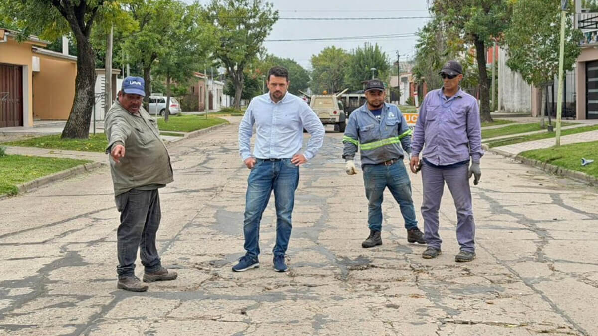 Intendente Gonzalo Braidot recorriendo zona de obras de bacheo y mantenimiento vial en Avellaneda