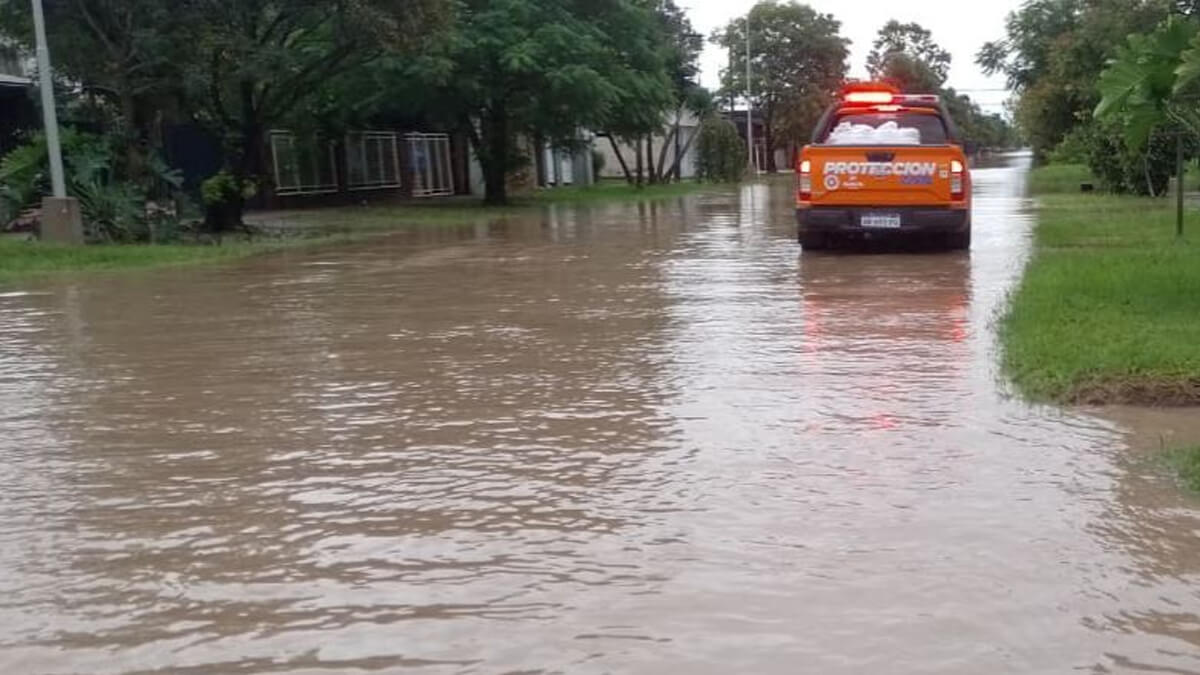 Calle anegada con agua acumulada en Villa Minetti tras lluvias superiores a 200 mm