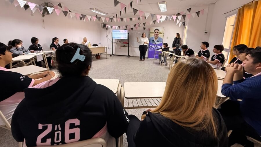 Encuentro del programa Diputados por un Día con jóvenes durante capacitación legislativa