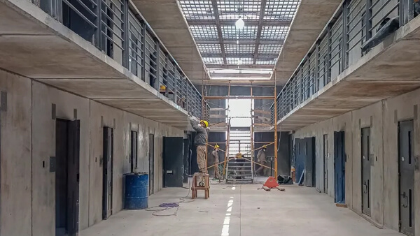 Obras de construcción de la futura cárcel en Recreo, Santa Fe, con avances estructurales en módulos penitenciarios