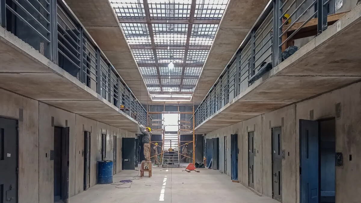 Obras de construcción de la futura cárcel en Recreo, Santa Fe, con avances estructurales en módulos penitenciarios