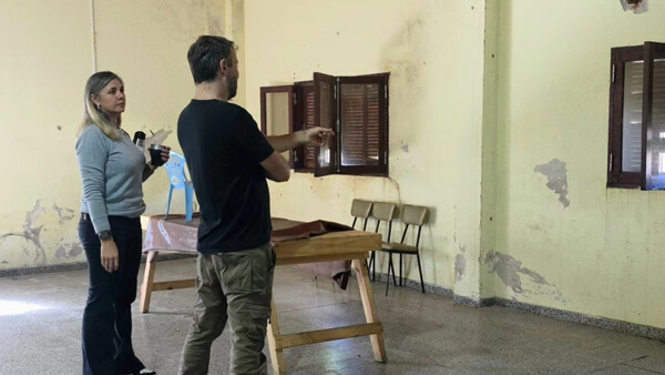 Carla Maurencig recorriendo el edificio del SUM en Víctor Manuel II antes de las obras de recuperación