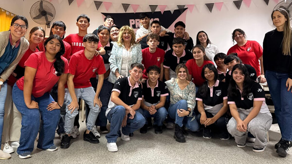 diputada Charo Mancini junto a docente y estudiantes en charla de oratoria en Las Garzas