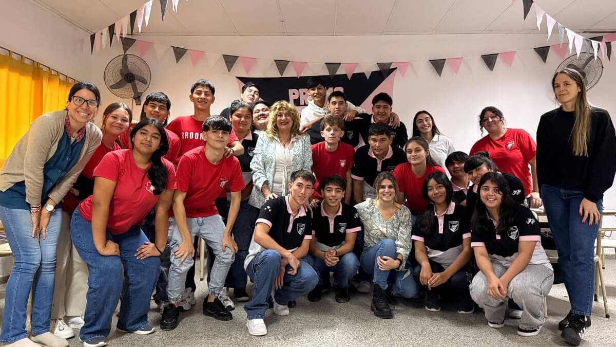 diputada Charo Mancini junto a docente y estudiantes en charla de oratoria en Las Garzas