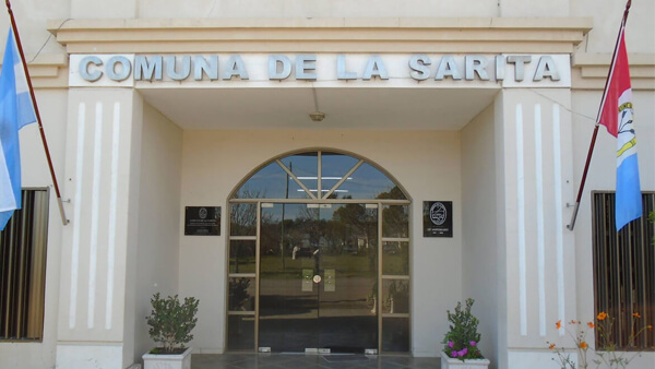 Frente del edificio de la Comuna de La Sarita en Santa Fe, sede administrativa del gobierno local