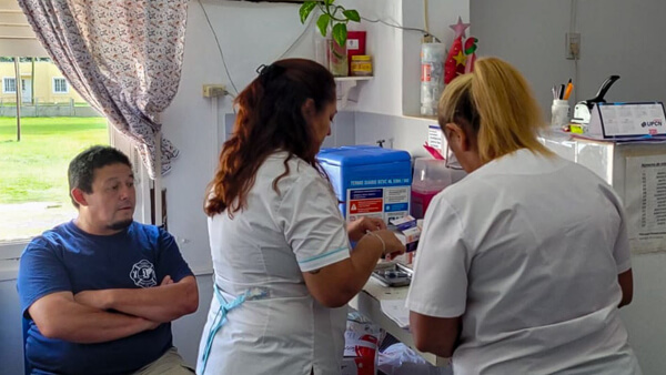 profesionales realizando controles de salud a vecinos de Romang