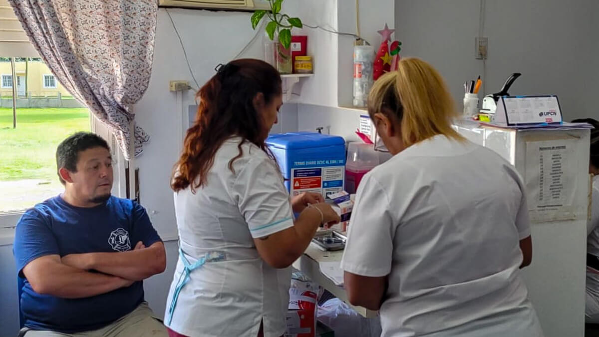 profesionales realizando controles de salud a vecinos de Romang
