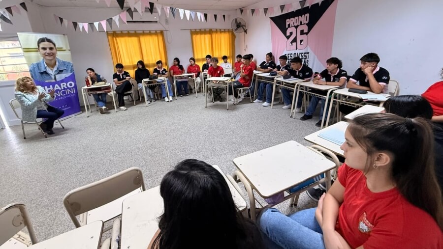 estudiantes participando en curso de oratoria en Las Garzas Santa Fe