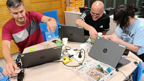 Vecinos participando de cursos tecnológicos y capacitaciones gratuitas en formación laboral