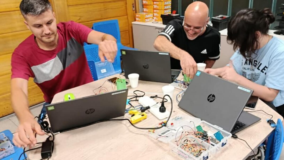 Vecinos participando de cursos tecnológicos y capacitaciones gratuitas en formación laboral
