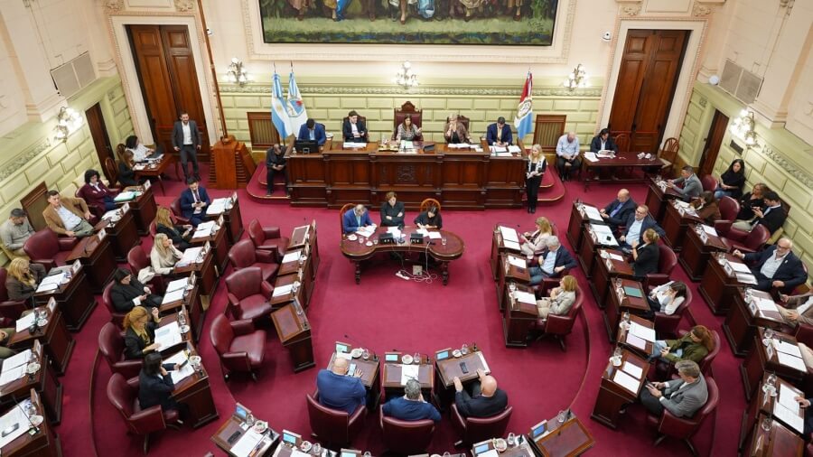 sesión en Cámara de Diputados de Santa Fe por proyecto de asistencia ante inundaciones