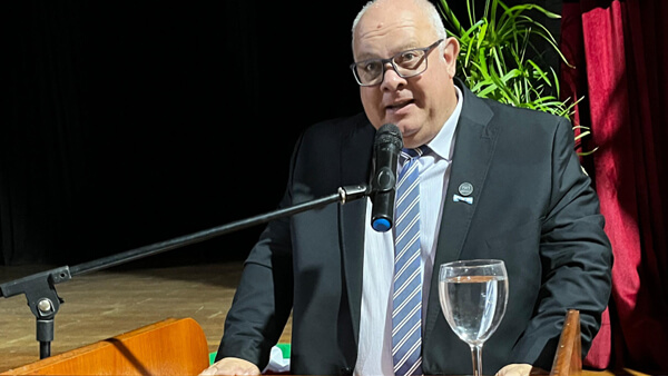 Intendente Sergio Ramseyer brindando su mensaje en el acto oficial de Romang