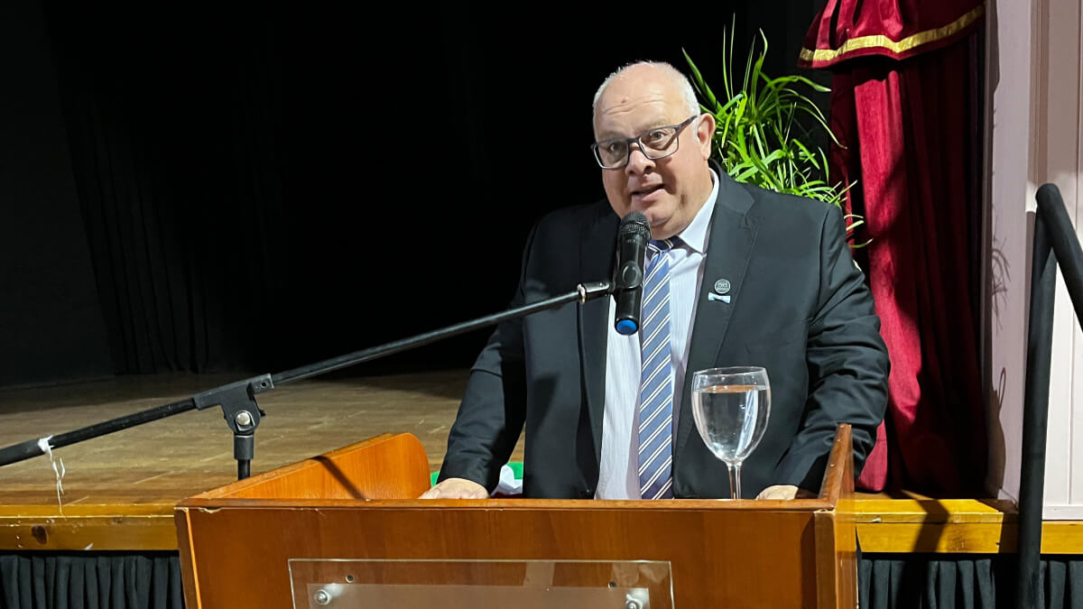 Intendente Sergio Ramseyer brindando su mensaje en el acto oficial de Romang