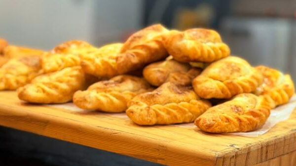 Empanadas de pescado exhibidas para la venta en feria