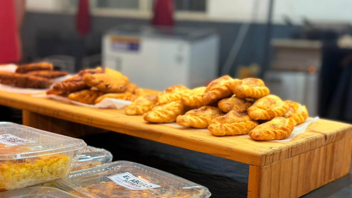 Empanadas de pescado exhibidas para la venta en feria