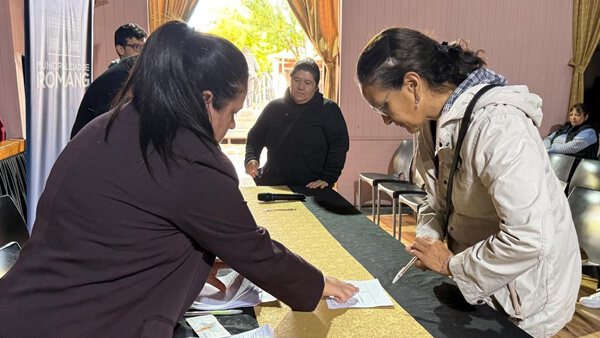 entrega de becas municipales a estudiantes en Romang apoyo educativo
