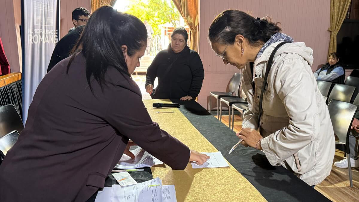entrega de becas municipales a estudiantes en Romang apoyo educativo