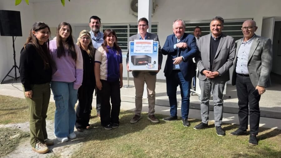 Entrega de impresora al Centro de Estudiantes en Escuela 345 de Huanqueros autoridades provinciales