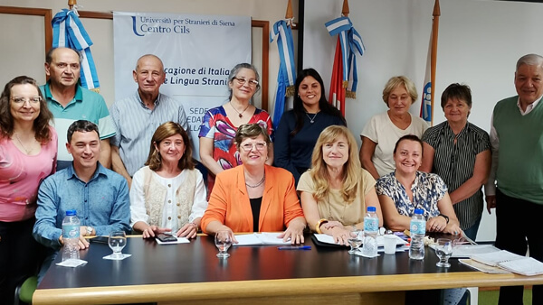 Estela Yaccuzzi junto a integrantes de la nueva comisión directiva de la Asociación de Museos de la Provincia de Santa Fe durante la asamblea en El Trébol