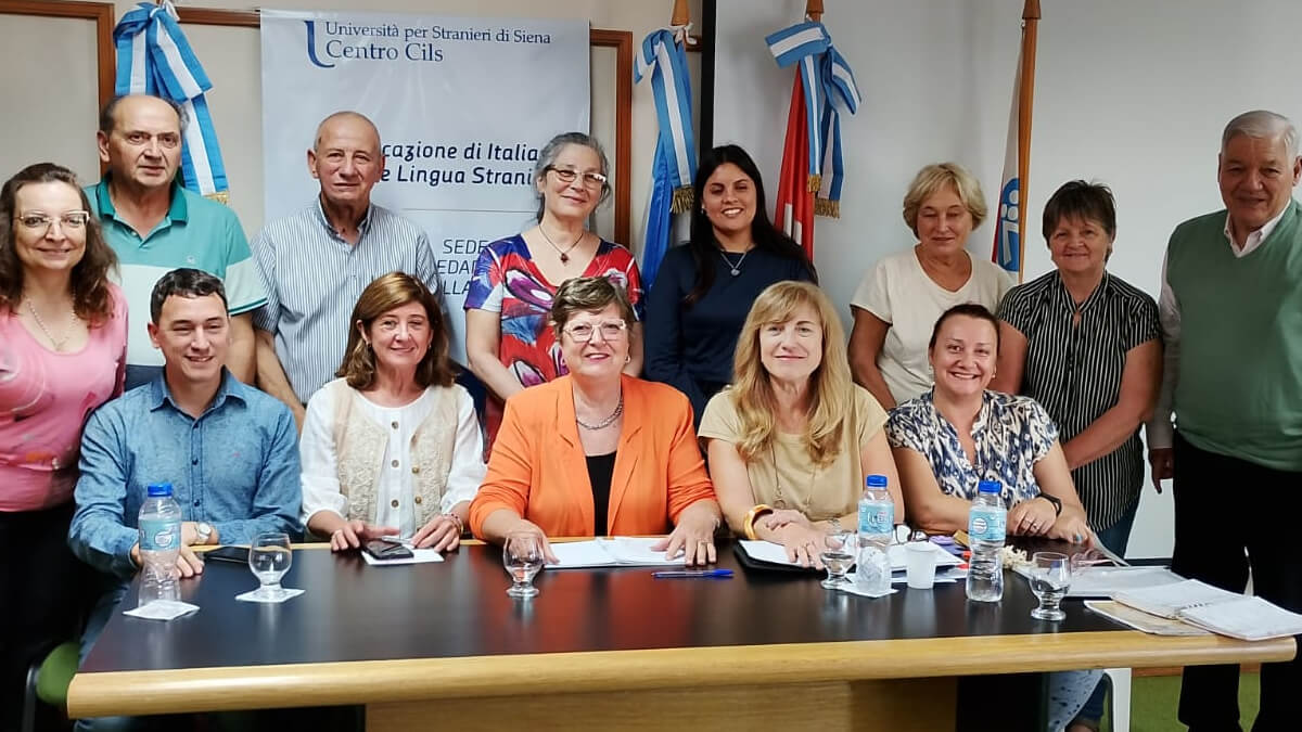 Estela Yaccuzzi junto a integrantes de la nueva comisión directiva de la Asociación de Museos de la Provincia de Santa Fe durante la asamblea en El Trébol