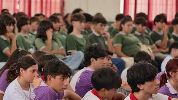 Estudiantes secundarios presenciando charla sobre prevención de riesgos digitales en Villa Ocampo