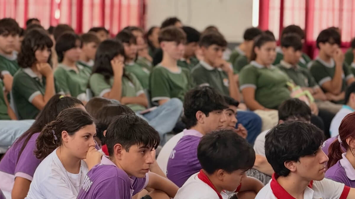 Estudiantes secundarios presenciando charla sobre prevención de riesgos digitales en Villa Ocampo