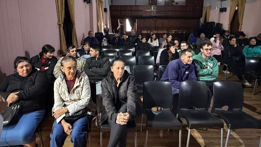 beneficiarios esperando recibir becas municipales en Romang