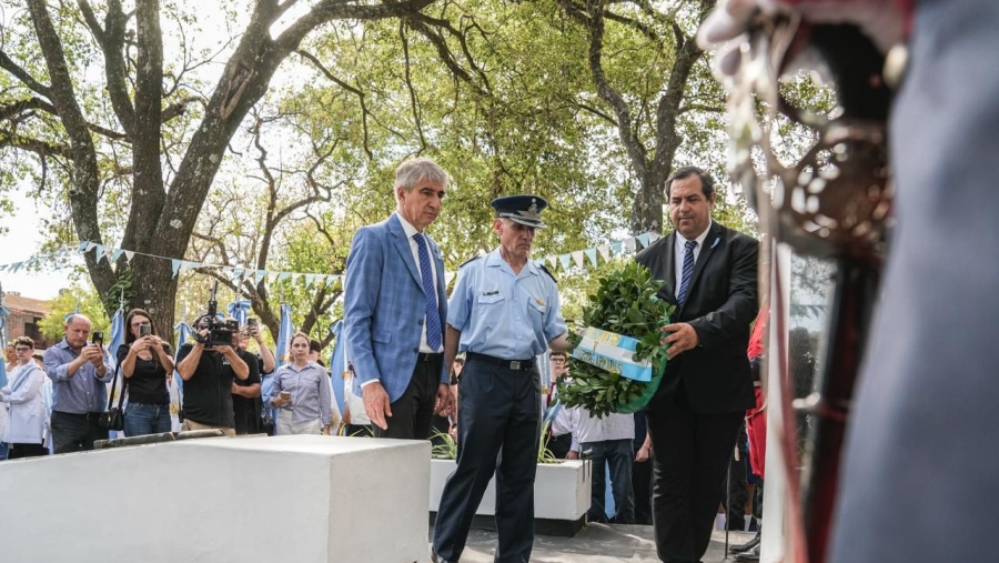 Fabian Bastia autoridades ofrenda floral caidos Malvinas Reconquista Santa Fe acto oficial