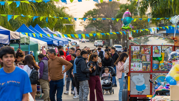 personas recorriendo feria ocampense villa ocampo artesanos emprendedores