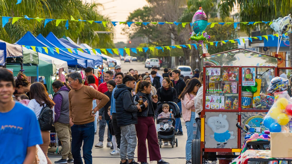 personas recorriendo feria ocampense villa ocampo artesanos emprendedores